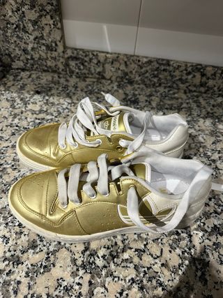 Zapatillas Adidas Doradas y Blancas
