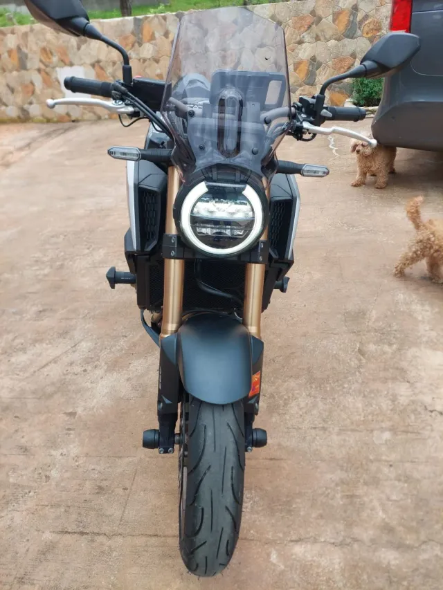 Honda CB 650 R Negra y Dorada