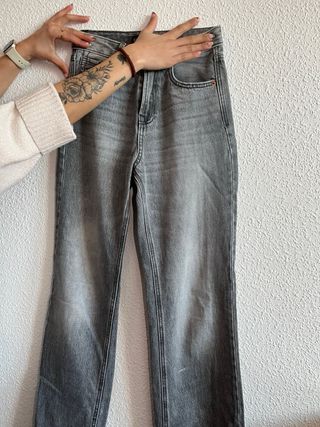 Pantalón vaquero Stradivarius gris talla 32