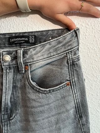 Pantalón vaquero Stradivarius gris talla 32