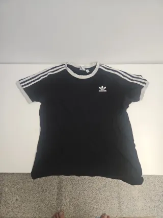 Camiseta Adidas Negra con Rayas Blancas