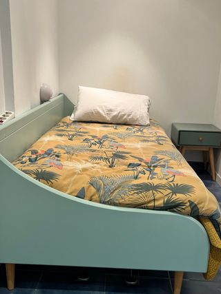 Cama diván color verde turquesa