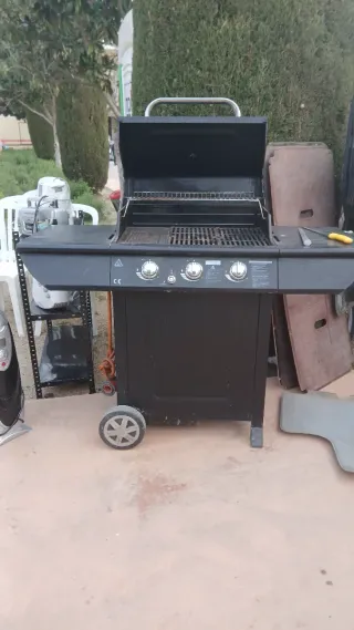 Barbacoa de gas negra