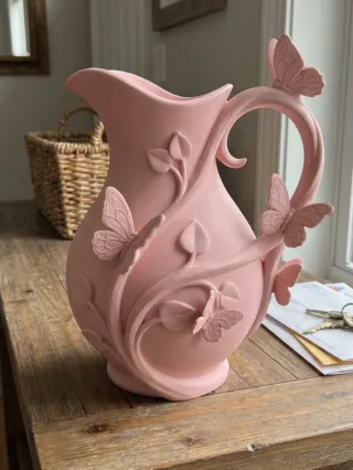 Jarrón rosa con mariposas