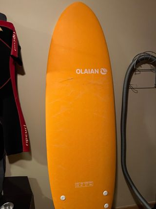 Tabla de surf con diseño de hojas