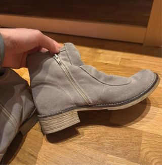 Stivaletti in pelle beige con bottoni