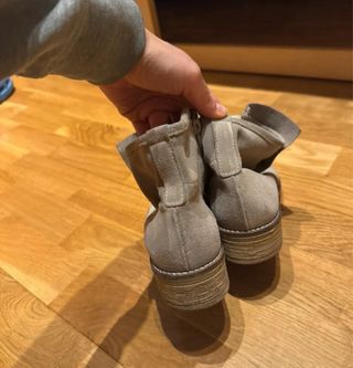 Stivaletti in pelle beige con bottoni