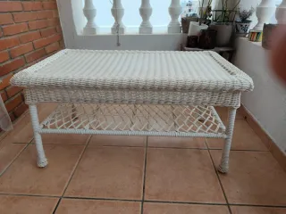 Mesa baja de mimbre para exterior