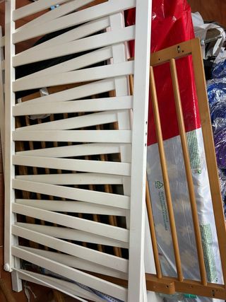 Cuna de madera blanca