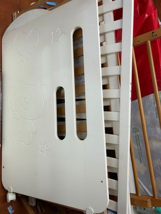 Cuna de madera blanca