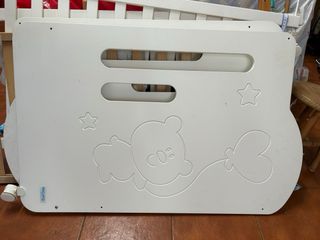 Cuna de madera blanca