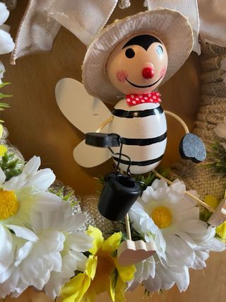 Ghirlanda decorativa con ape e fiori