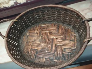 Cesta de mimbre ovalada con asas