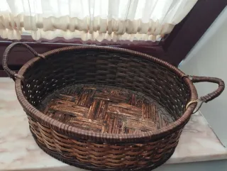 Cesta de mimbre ovalada con asas