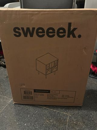 Mesita de noche moderna madera y verde.