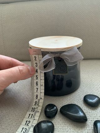 Jarra con piedras negras decorativas