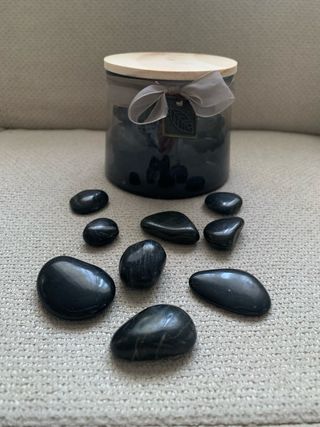 Jarra con piedras negras decorativas