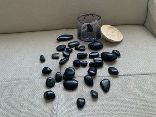 Jarra con piedras negras decorativas