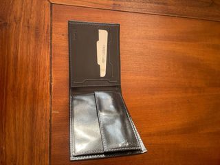 Portafoglio nero in pelle da uomo