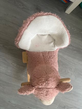 Balancín de peluche rosa para bebé