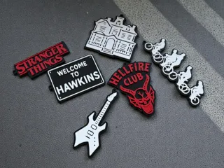 Llaveros Stranger Things y Hellfire Club