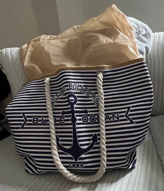 Bolso de playa azul y blanco con ancla
