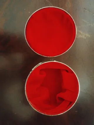 Scatola vintage portagioie in metallo con rose