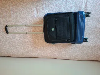 Maleta de cabina azul y negra