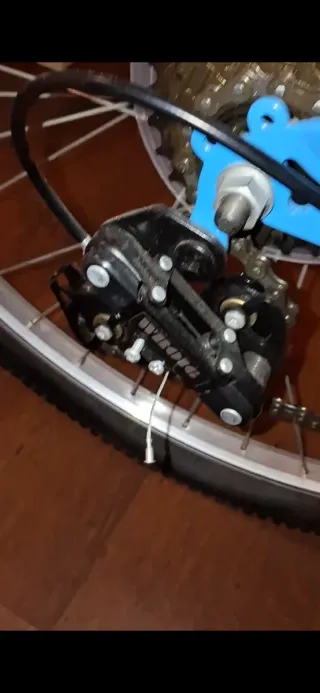 Bicicleta de montaña azul con marchas