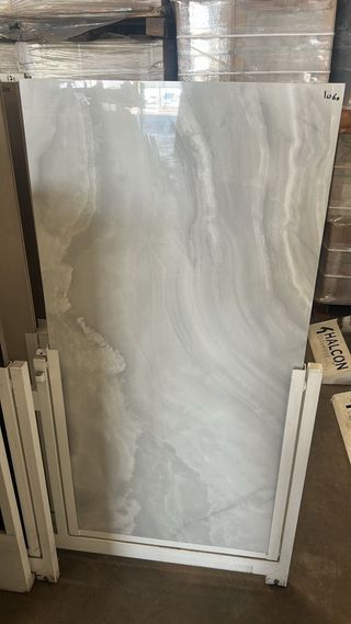 Azulejo alto brillo pulido efecto mármol gris. Com