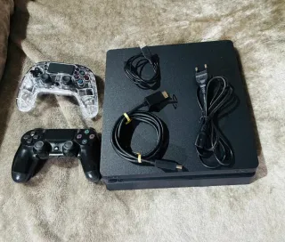 Consola PS4 con 2 mandos y cables