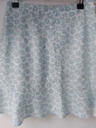 Falda mini Pull & Bear floral XS