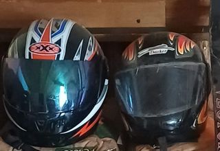 Dos cascos de moto.