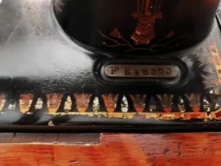 Máquina de coser antigua F 648303