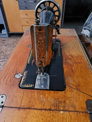 Máquina de coser antigua F 648303