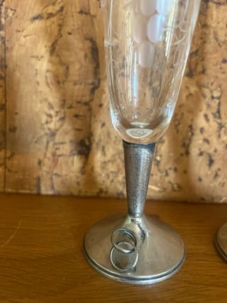 Pareja copas champán vintage uvas talladas