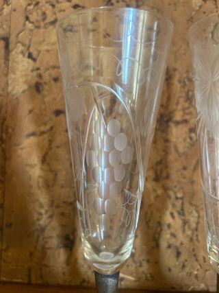 Pareja copas champán vintage uvas talladas