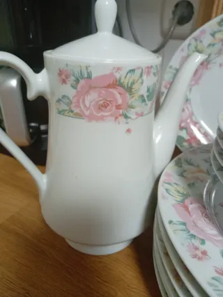 Vajilla de porcelana con flores rosas