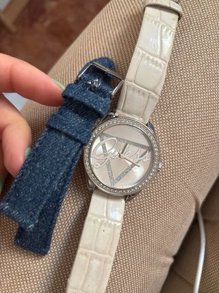 Reloj Guess plateado y blanco
