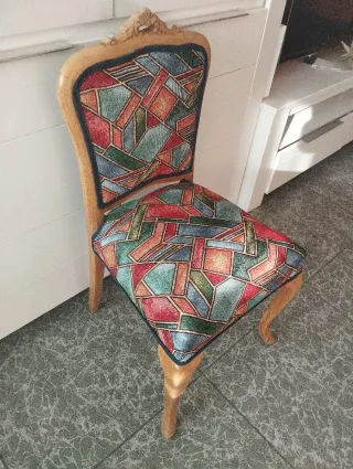 Silla restaurada con tapizado geométrico