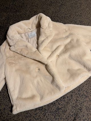 Abrigo pelo sintético Stradivarius Beige