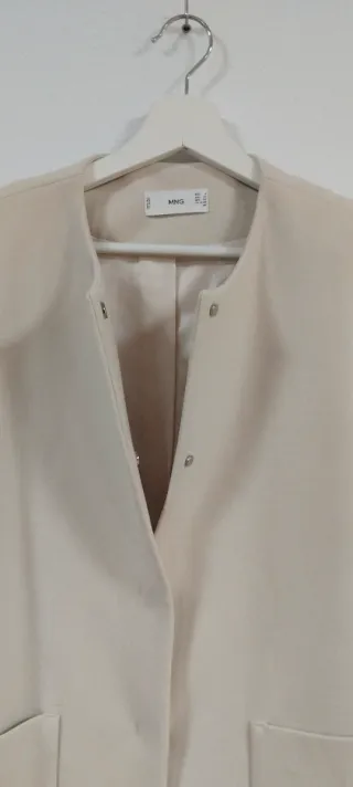 Chaquetón corto beige