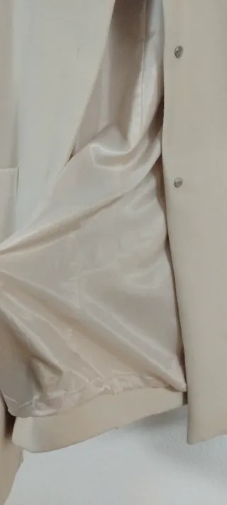 Chaquetón corto beige