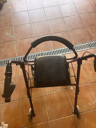 Andador con frenos y cesta