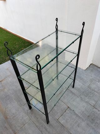 Estantería de hierro y cristal