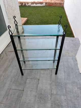 Estantería de hierro y cristal