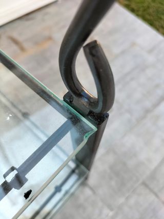 Estantería de hierro y cristal