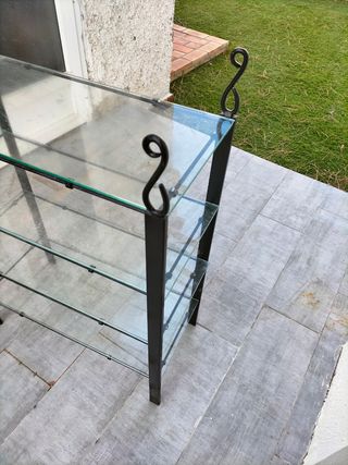 Estantería de hierro y cristal