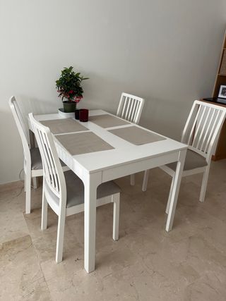 Mesa y sillas de comedor