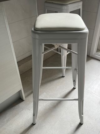 Taburetes metálicos blancos (2 unidades)
